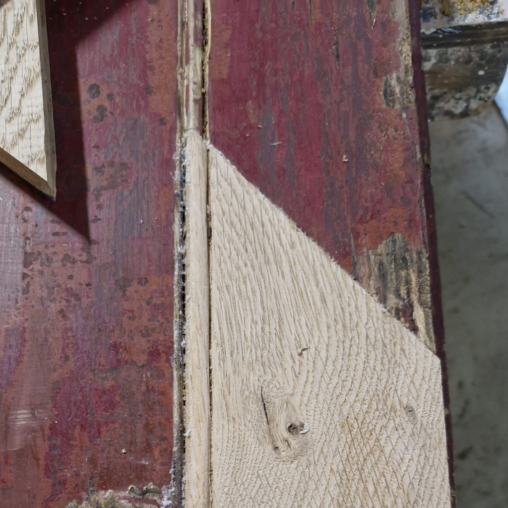Porte en bois rouge à rénover  particulier