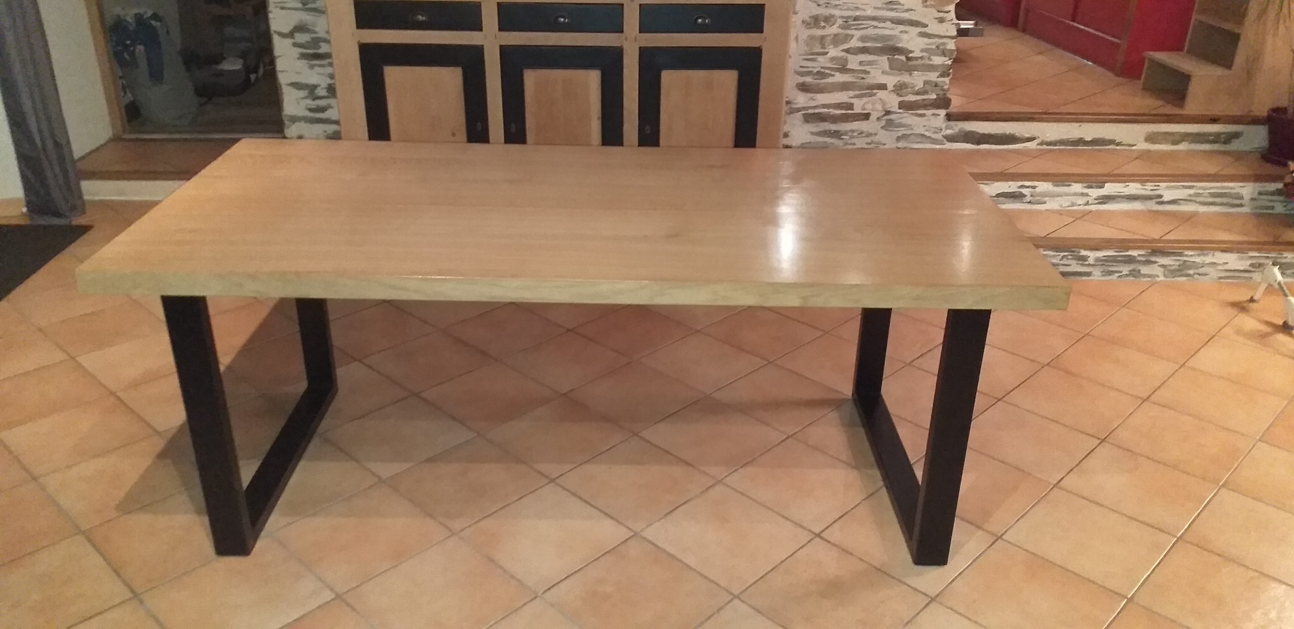 Table dessus en chêne massif et piètement en acier