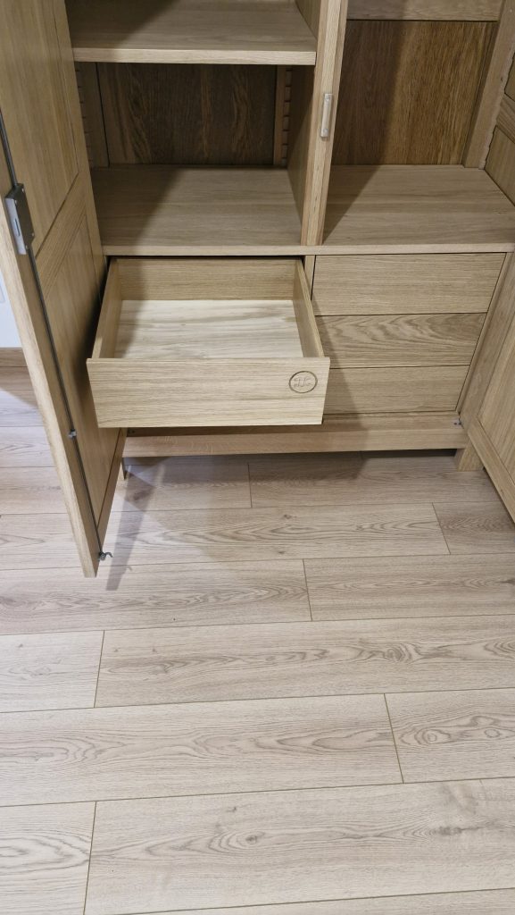 Armoire en chêne massif